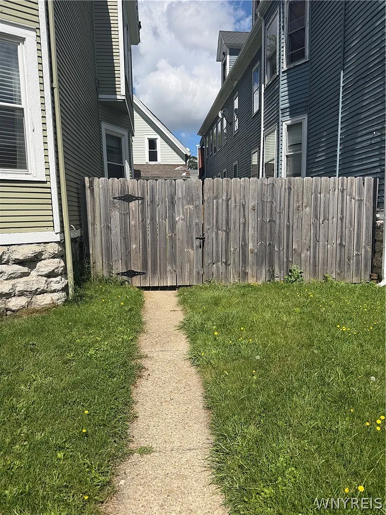 3 bed, 1.0 bath, 1200 sqft, $1,300 — Photo 3
