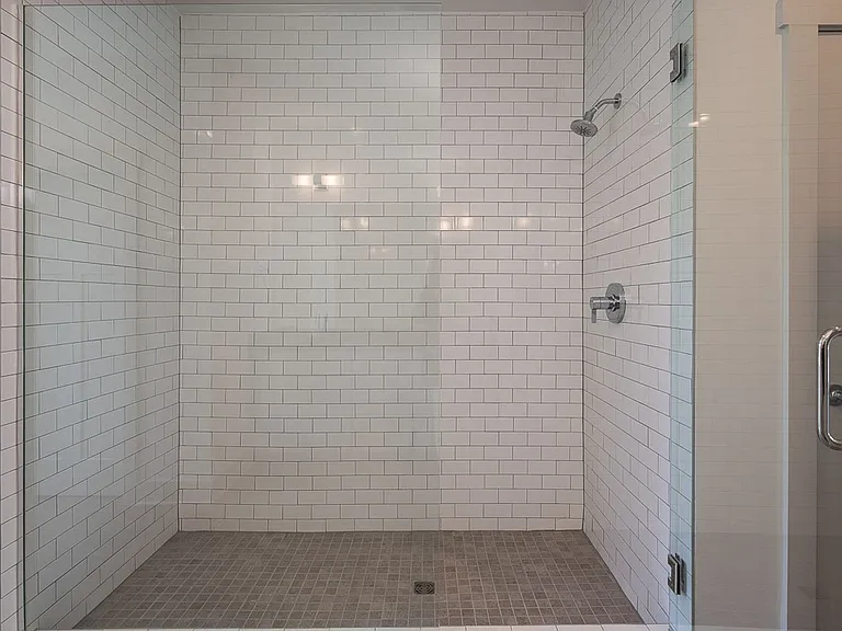 900 Meridian St — Photo 15