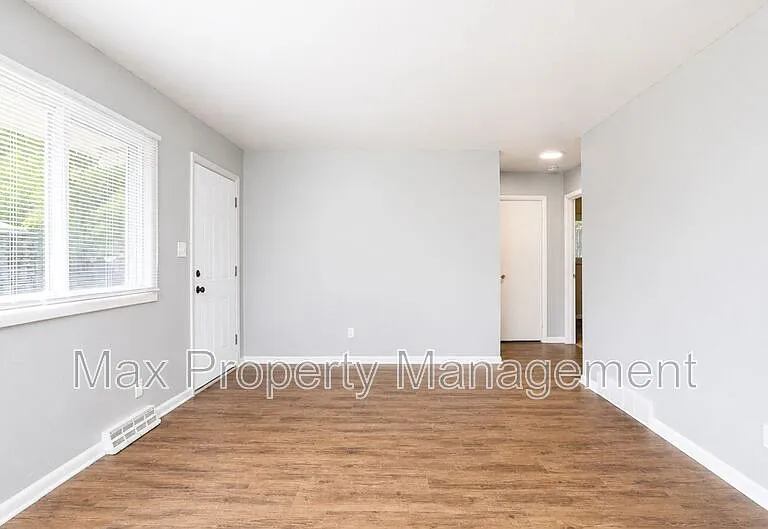 3422 SW 8th St — Photo 7