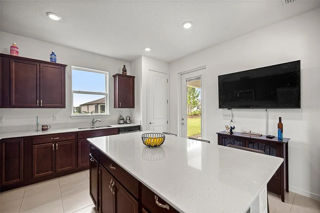 2 bed, 2.0 bath, 1432 sqft, $2,000 — Photo 2