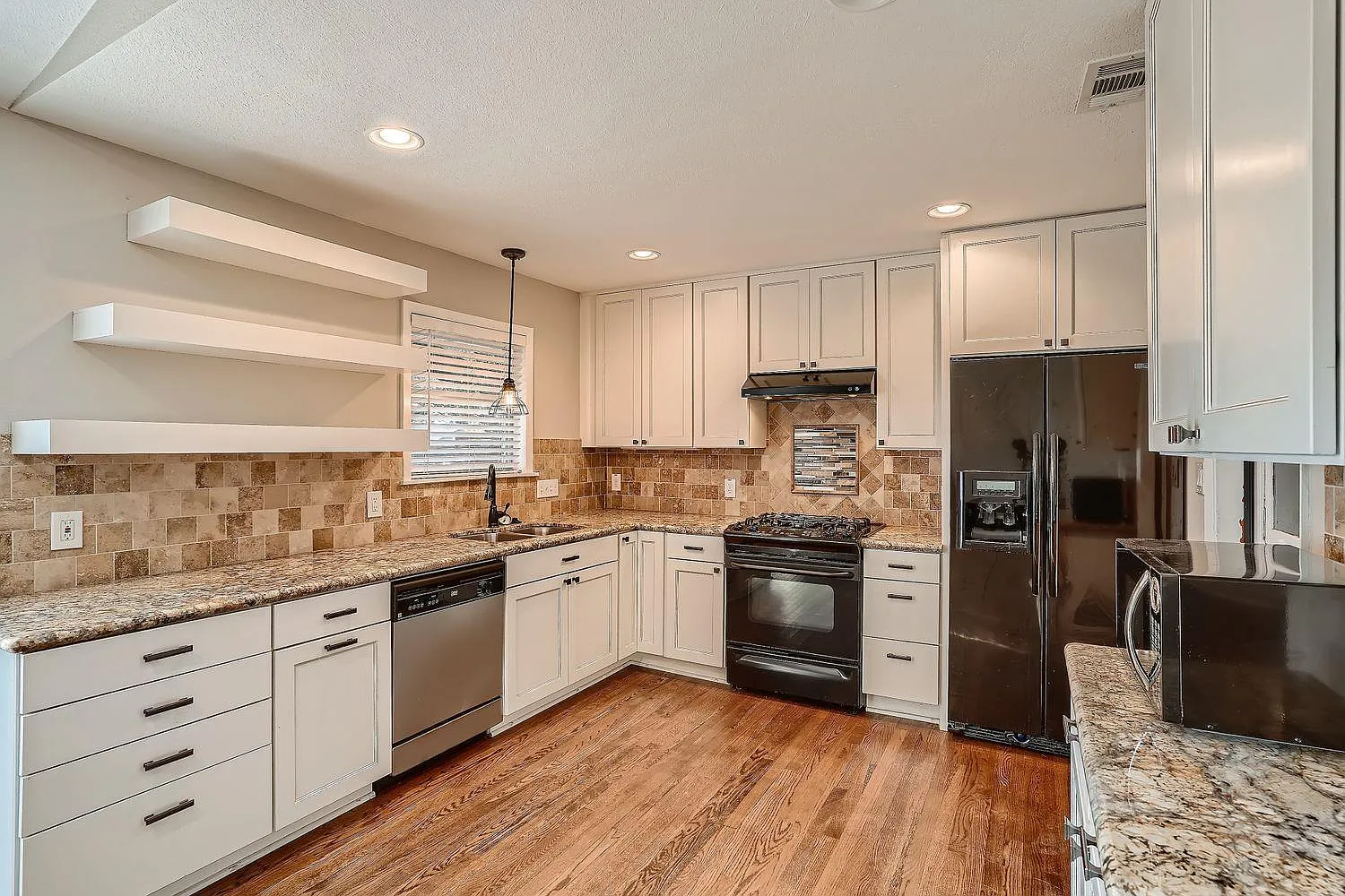 3 bed, 2.0 bath, 1379 sqft, $2,250 — Photo 4