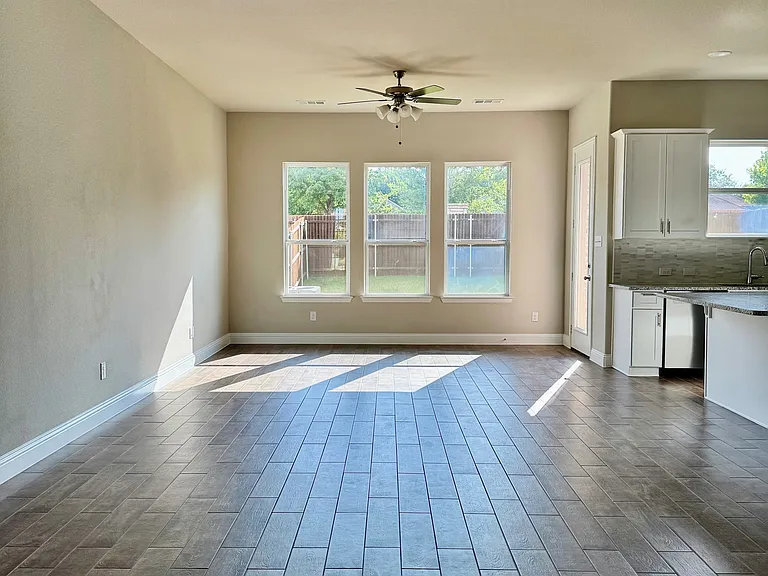 548 Hutchinson Ln — Photo 2