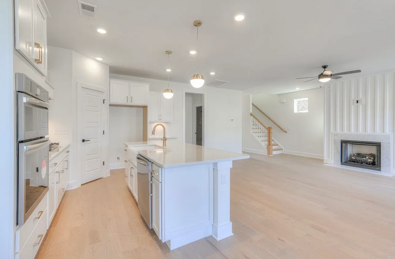 4 bed, 2388 sqft, $4,295 — Photo 3