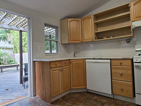 2nd image of 224 Jefferson Ave APT 1