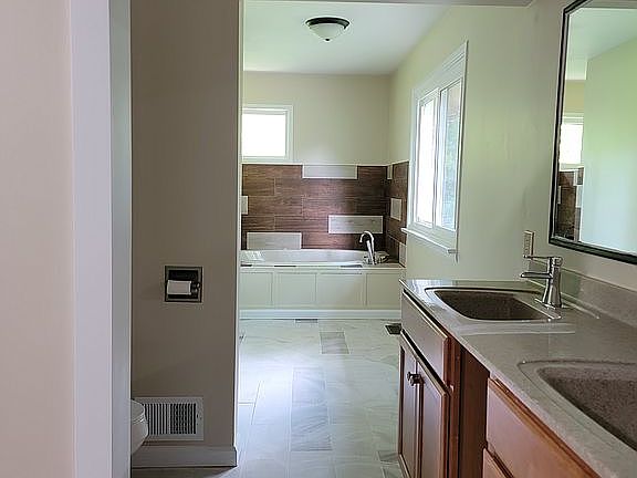 Entry to master bath 