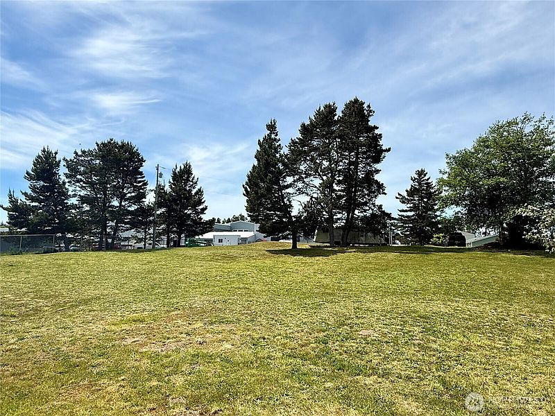5th image of 114 E Bayview Lane