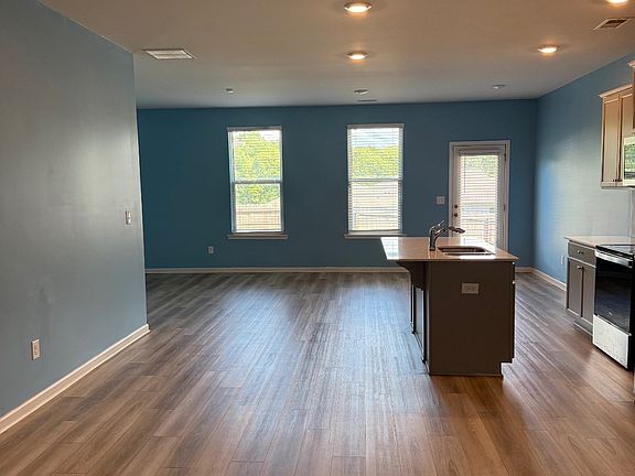 3rd image of 2763 Jansen Ave