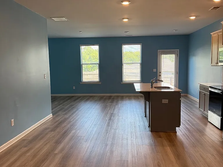 2763 Jansen Ave — Photo 3