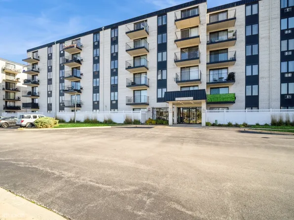 9737 N Fox Glen Dr APT 2B, Niles, IL 60714