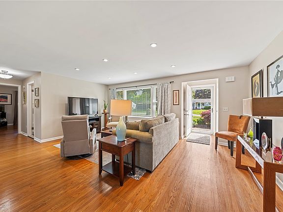 4th image of 45 Everclay Dr