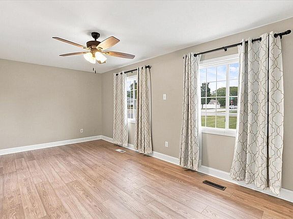 5th image of 44 Ivy Ln