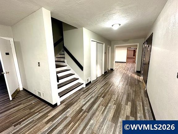 3rd image of 1099 Queen Ave SW
