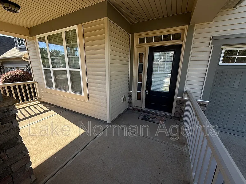 3 bed, 2.5 bath, 2600 sqft, $2,550 — Photo 2