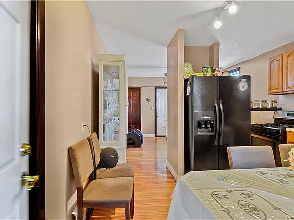 4th image of 141 Willow St