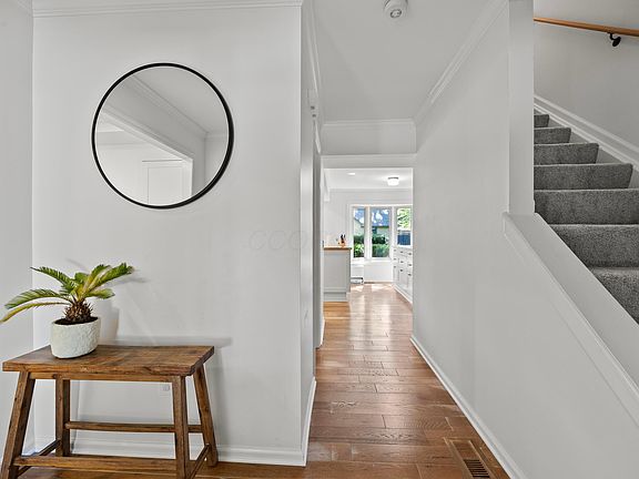 5th image of 990 Venetian Way