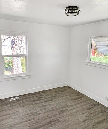 5th image of 906 N American Beauty Dr