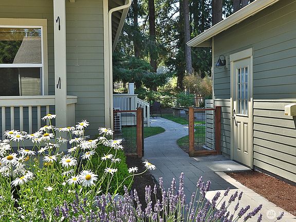 4th image of 1062 Village Loop