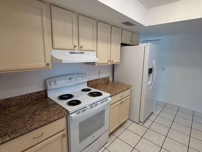 14001 Dominion Ct — Photo 3