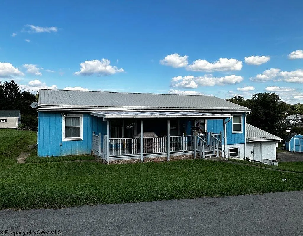 90 4th St photo 1