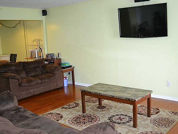 4th image of 3526 Woodburne Dr