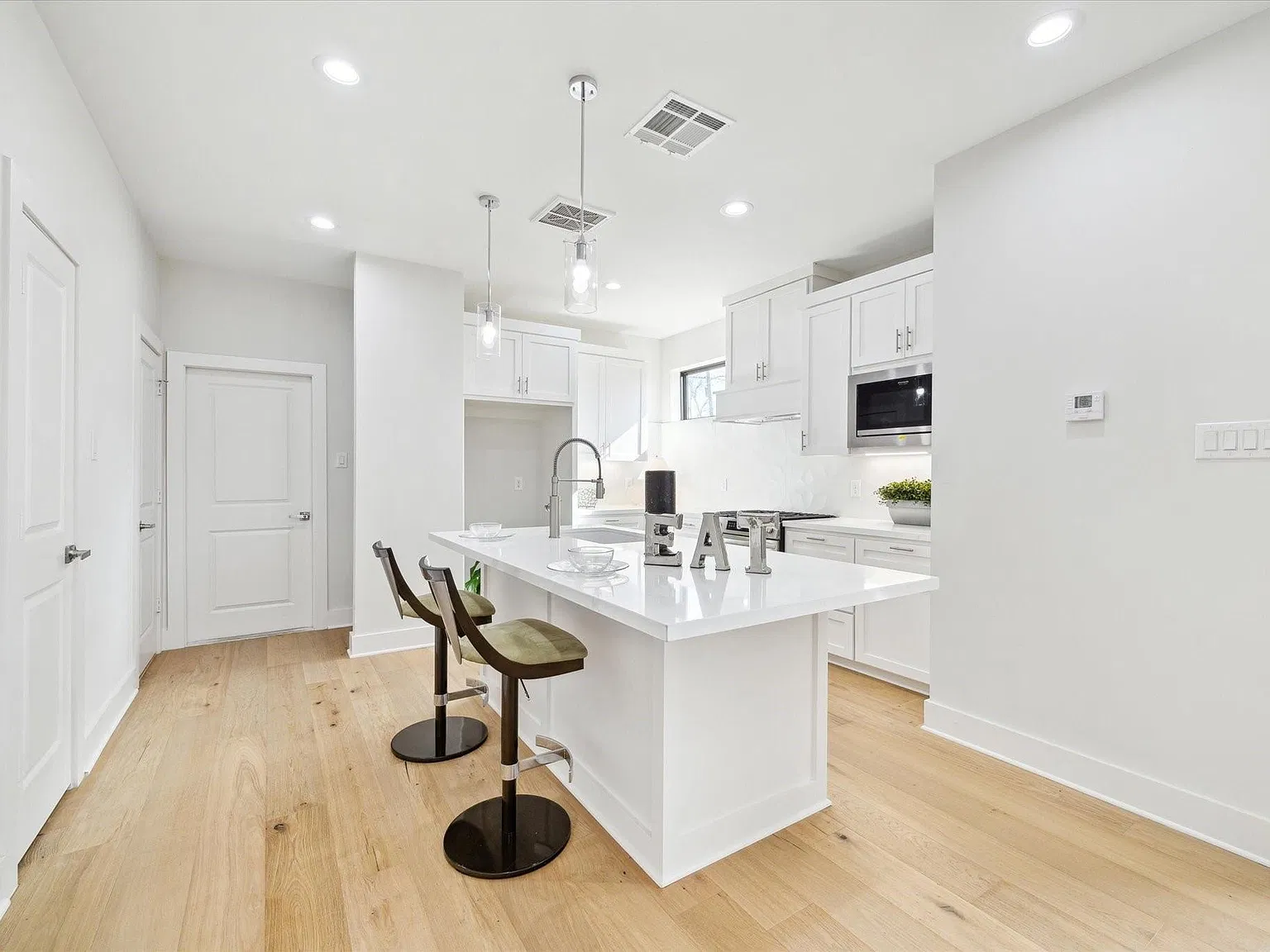 3 bed, 2.5 bath, 1891 sqft, $2,650 — Photo 4