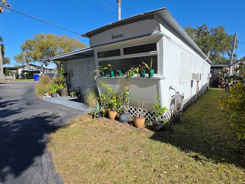 1st image of 4 Edgewater Dr