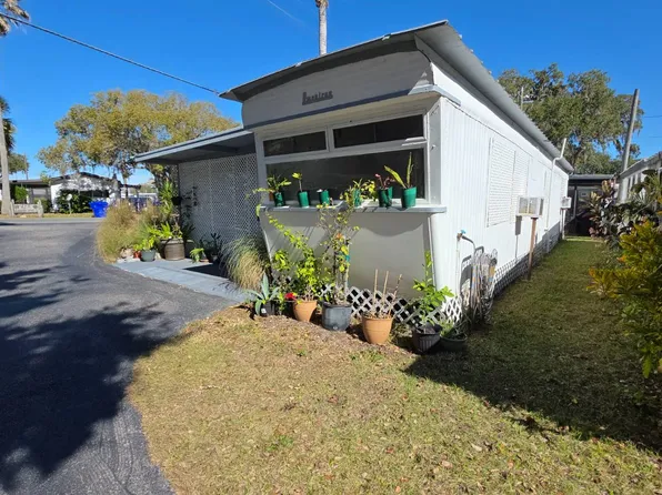 4 Edgewater Dr, Tavares, FL 32778