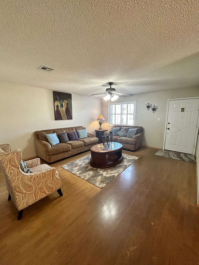 Charming 3-Bedroom Home with Wood Flooring and Large Yard in Yuma — Photo 3