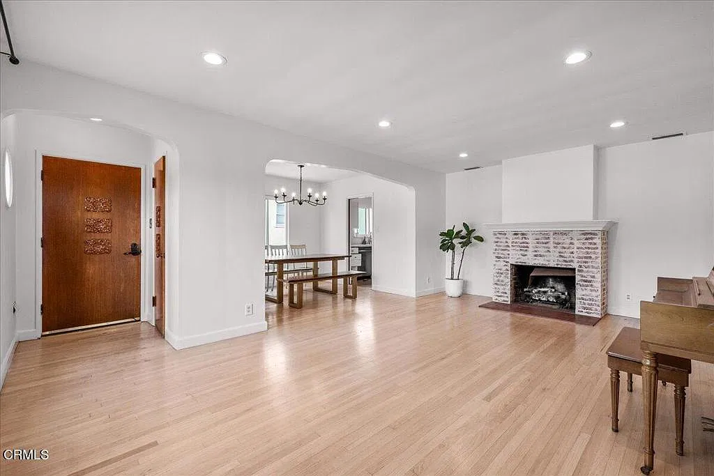 3 bed, 2.0 bath, 1423 sqft, $4,000 — Photo 2