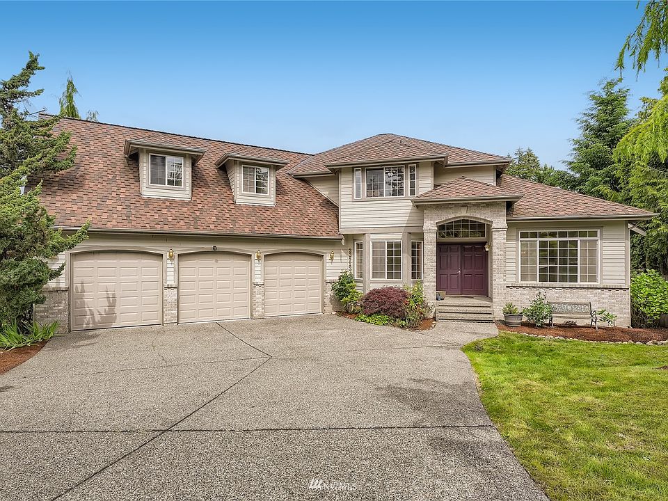 Traditional home in Rosemary Glen with 3 car garage! >