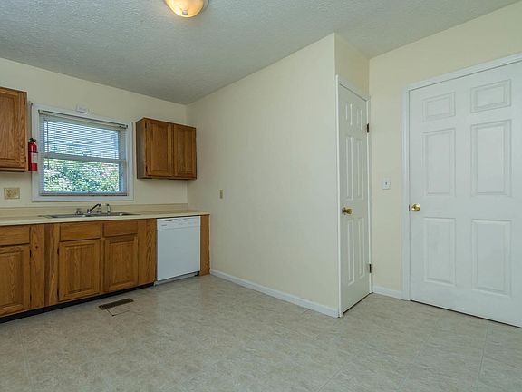 4th image of 113 E 15th St