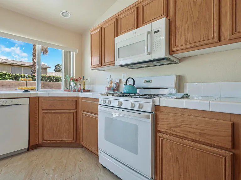 45930 Las Colinas — Photo 21