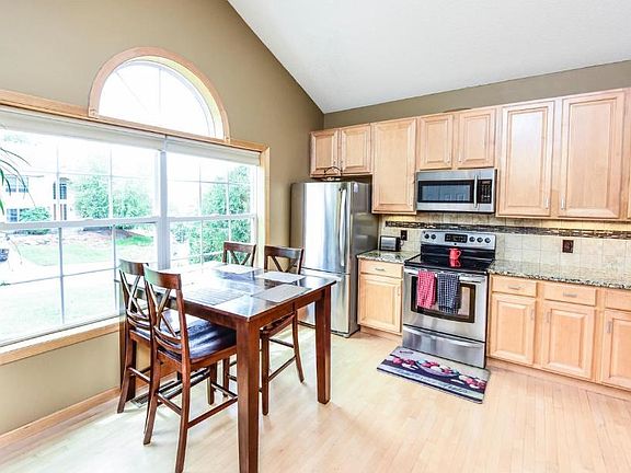 Light and bright eat-in gourmet kitchen!