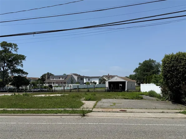 66 Alhambra Road, Massapequa, NY 11758