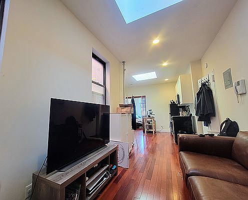 1st image of 256 E 10th St #6V
