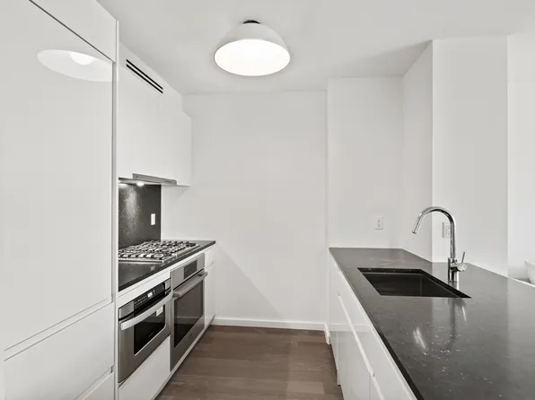 385 First Avenue image 2 of 8