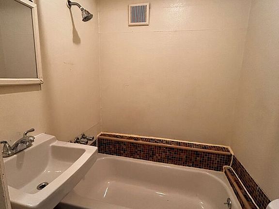 4th image of 90 Linden St