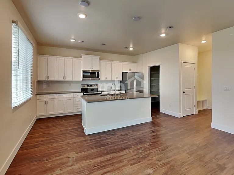 1052 S Woodsome Ave — Photo 3