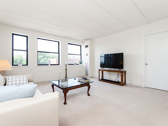 5th image of 1933 Commonwealth Ave APT 604