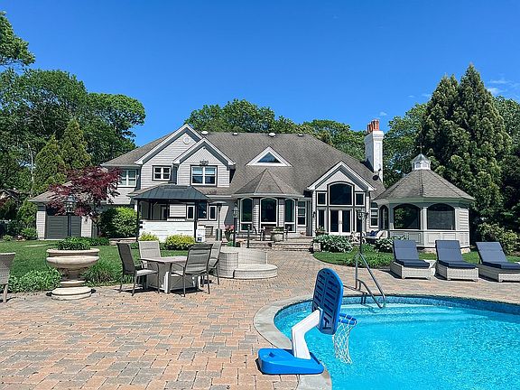 3rd image of 10 Colonial Dr