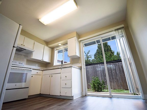 3rd image of 883 SE 11th Ave APT 3