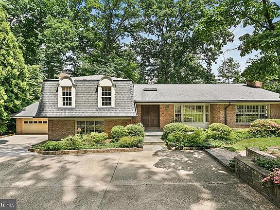 3rd image of 1613 Forest Ln