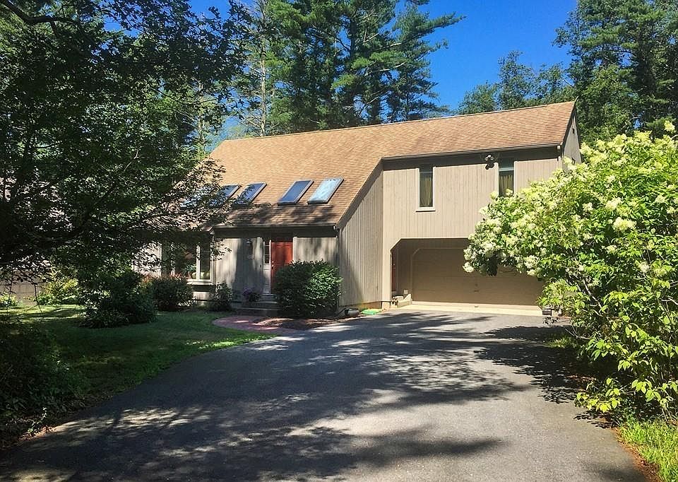 1st image of 3 Bassett Brook Ln
