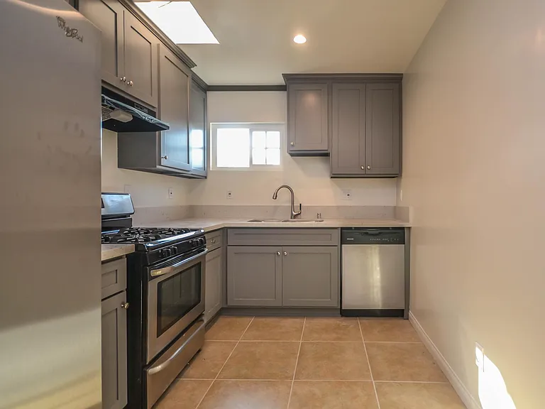 1112 Ocean Park Blvd #D — Photo 7
