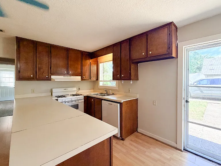 1705 N Robinson St — Photo 6
