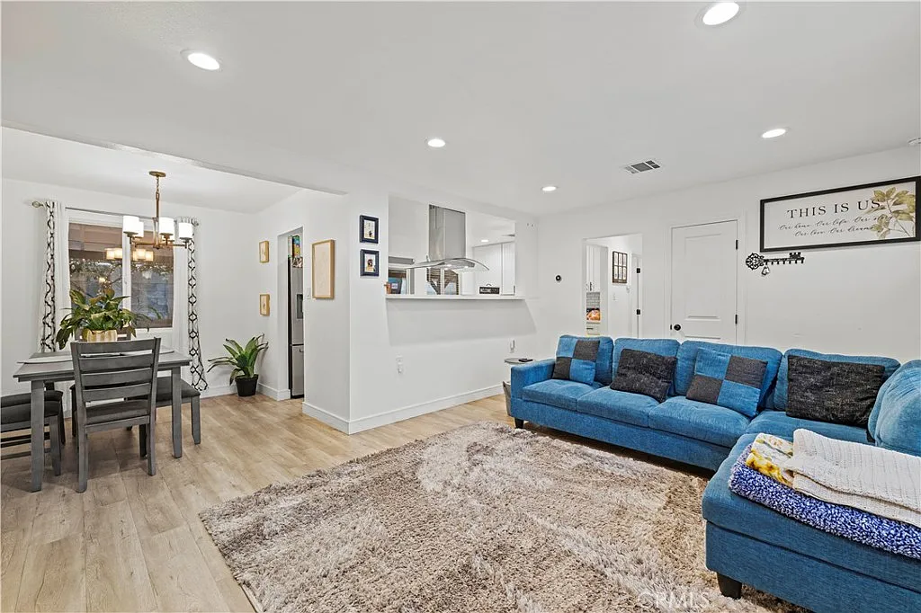 3 bed, 1064 sqft, $4,300 — Photo 4