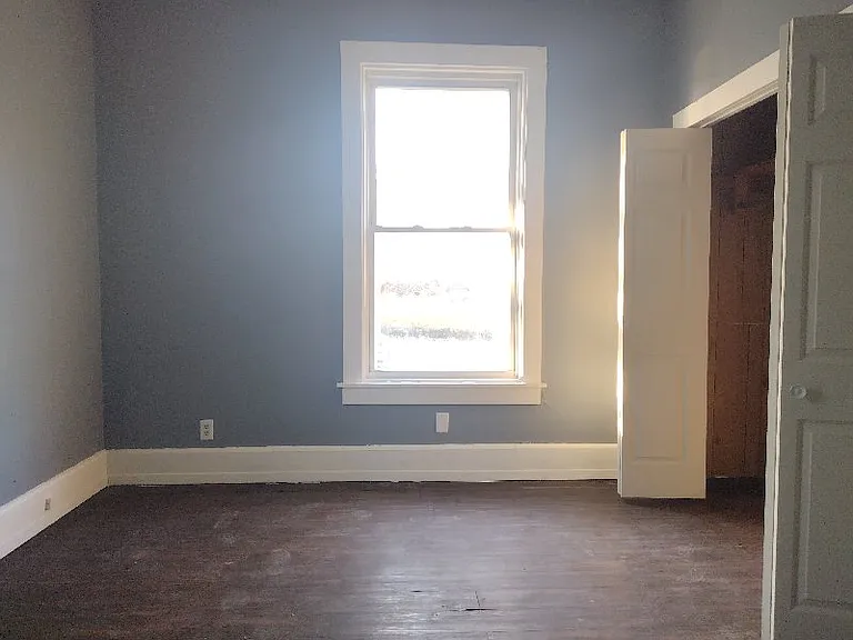 2400 Sycamore St — Photo 4