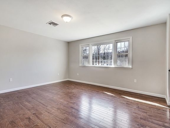 4th image of 8 Michelle Dr