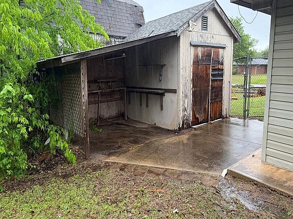 4th image of 2302 Kent St