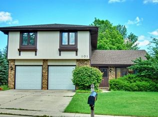 101 S Staffire Dr, Schaumburg, IL 60193